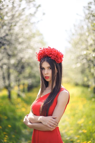 Молодая красивая девушка позирует в летнем поле с цветами — стоковое фото
