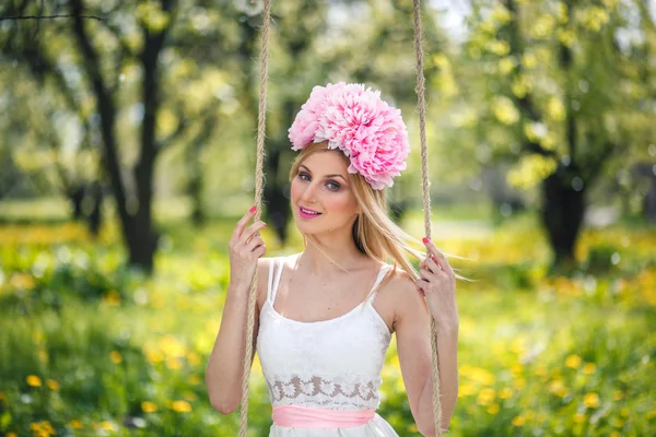 Vrouw en natuur met bloem — Stockfoto