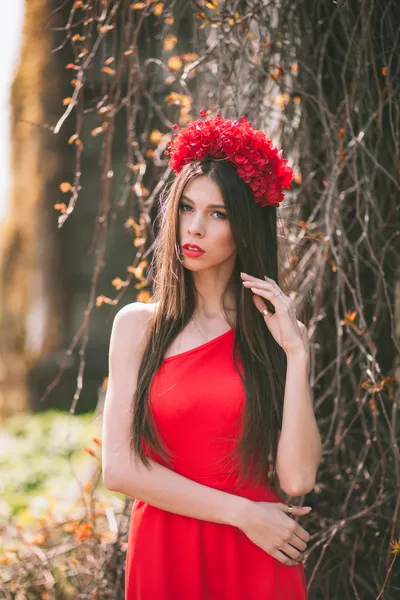Nuori kaunis tyttö poseeraa kukkien kanssa — kuvapankkivalokuva