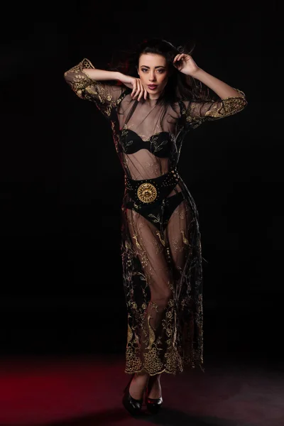 Estúdio de moda tiro de mulher bonita com maquiagem e penteado vestindo vestido de noite — Fotografia de Stock