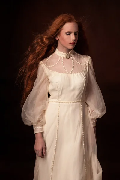 Estúdio de moda tiro de mulher bonita com maquiagem e penteado vestindo vestido de noite — Fotografia de Stock