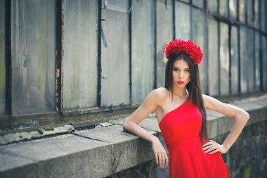 genç güzel kız çiçekleri ile poz