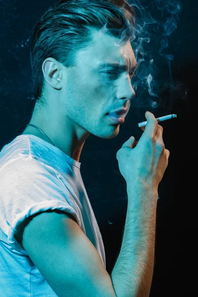 Beau jeune homme fumant de la cigarette — Photo