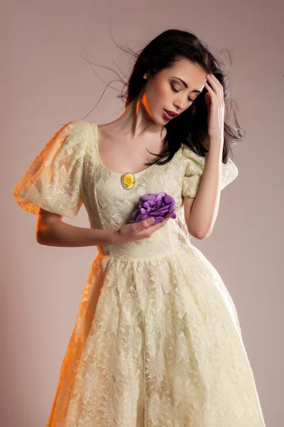 Мода студия снимок красивой женщины с макияжем и прической носить вечернее платье — стоковое фото