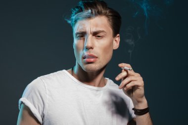 yakışıklı genç Sigara İçilmeyen