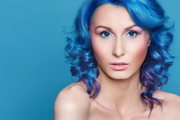 Porträt eines schönen Mädchens mit blauen Haaren — Stockfoto