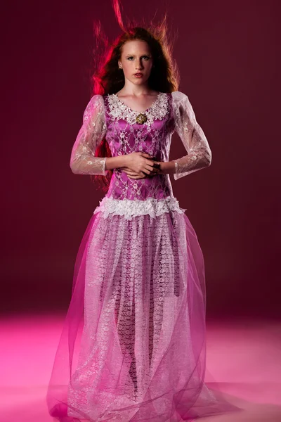 Fotografie de studio de moda de femeie frumoasa cu machiaj si coafura purtand rochie de seara — Fotografie, imagine de stoc