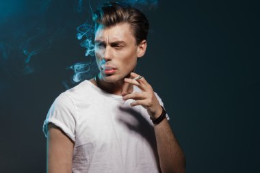 yakışıklı genç Sigara İçilmeyen