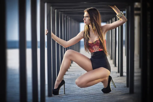 Retrato de verano al aire libre de joven linda chica . — Foto de Stock