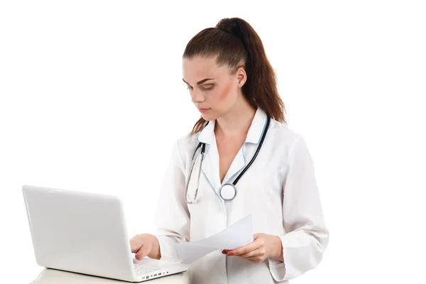 Retrato del médico de pie sobre fondo blanco . — Foto de Stock