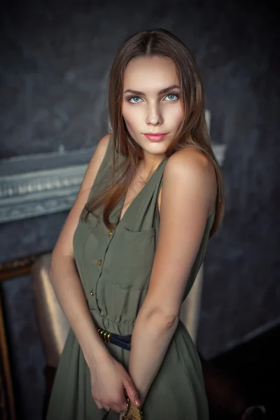 Portret van jonge mooi meisje met bruin haar. — Stockfoto