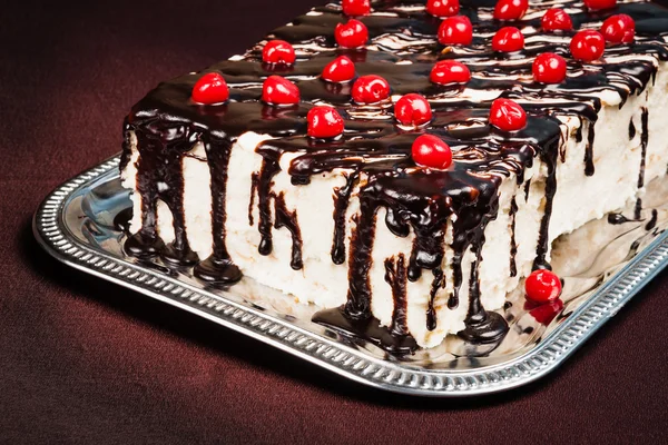 Saftiger Schokoladenkuchen mit frischen Beeren — Stockfoto