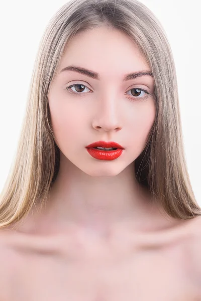 Porträt einer attraktiven jungen Frau mit rotem Lippenstift — Stockfoto