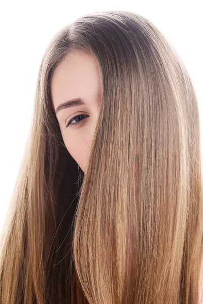 Uzun sarı saçlı çekici genç kız portresi — Stok fotoğraf