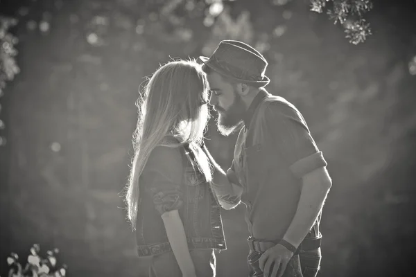 Fille heureuse embrassant son petit ami dans le parc — Photo