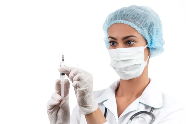 Médico obtiene una inyección de jeringa para procedimientos médicos — Foto de Stock