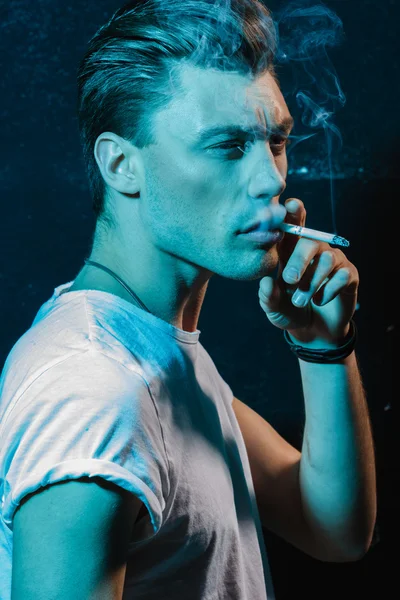 Schöner junger Mann raucht Zigarette — Stockfoto