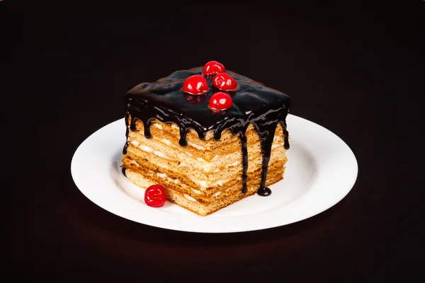 Bolo de chocolate delicioso com bagas frescas — Fotografia de Stock