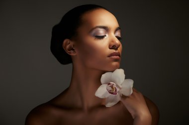 çarpıcı bir Afrikalı-Amerikalı siyah kadın portresi