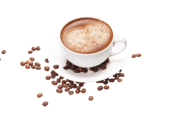 Kávé csésze és bab fehér háttér. — Stock Fotó