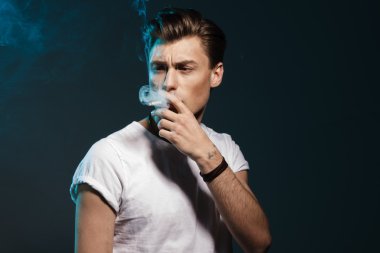 yakışıklı genç Sigara İçilmeyen