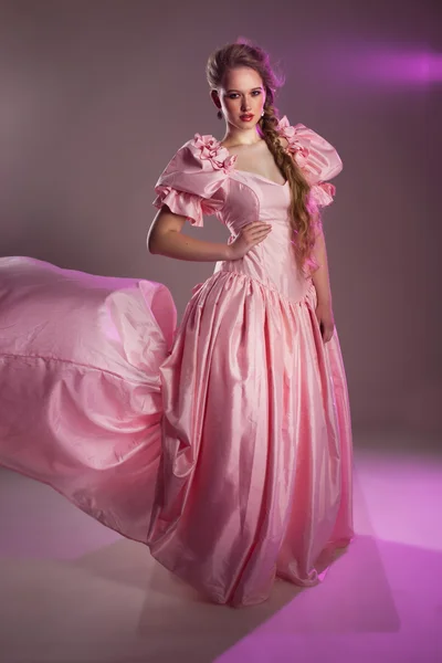 Portrét krásné děvče v růžových šatech, retro, historie, princezna — Stock fotografie