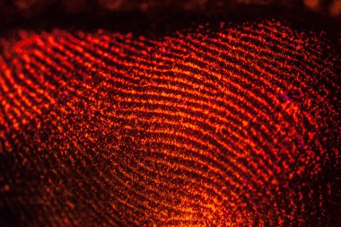 siyah üzerine kırmızı-turuncu parmak