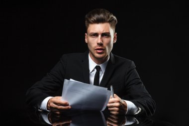 yakışıklı genç takım koyu arka plan üzerinde