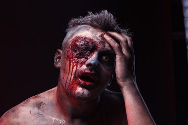 korkunç zombi