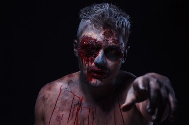 korkunç zombi