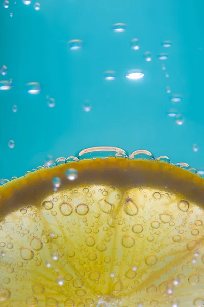 Lemon with bubbles — Stock Photo, Image