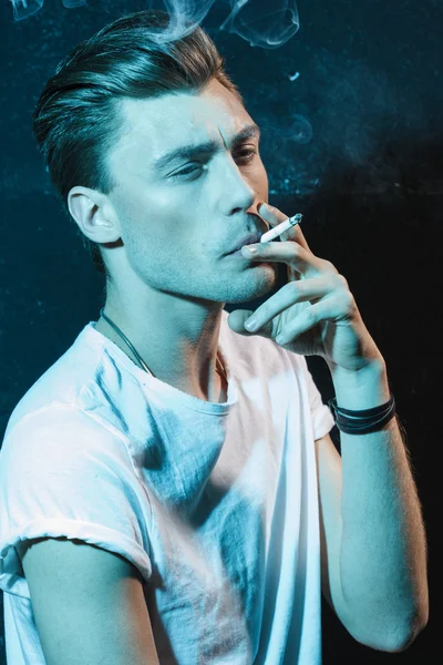 Guapo joven fumando cigarrillo — Foto de Stock