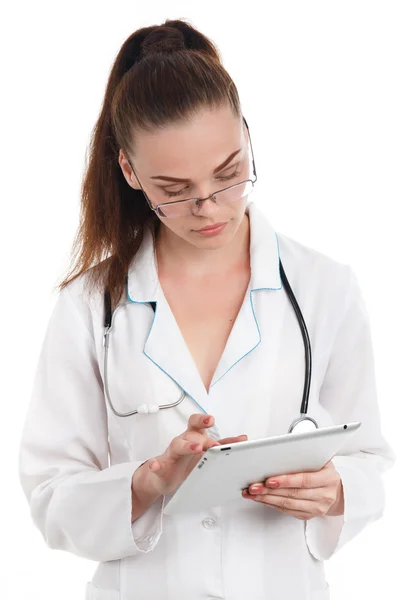 Feliz sonriente doctora aislada sobre fondo blanco — Foto de Stock