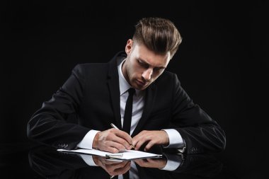 yakışıklı genç takım koyu arka plan üzerinde