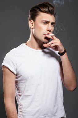 yakışıklı genç Sigara İçilmeyen