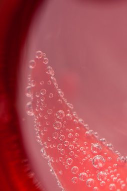 üzerinde kırmızı bir su kabarcıkları