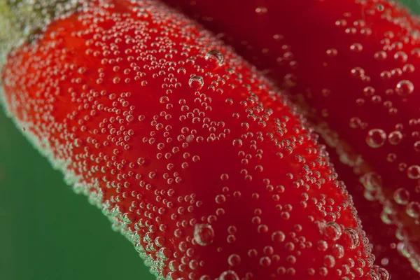Пузырьки воды на красном — стоковое фото