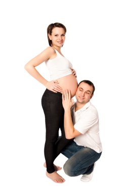 Mutlu müstakbel baba hamile karısının karnını dinliyor.