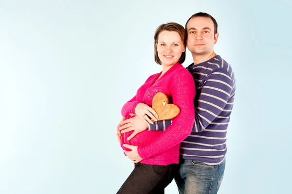 Nuori raskaana oleva pari — kuvapankkivalokuva