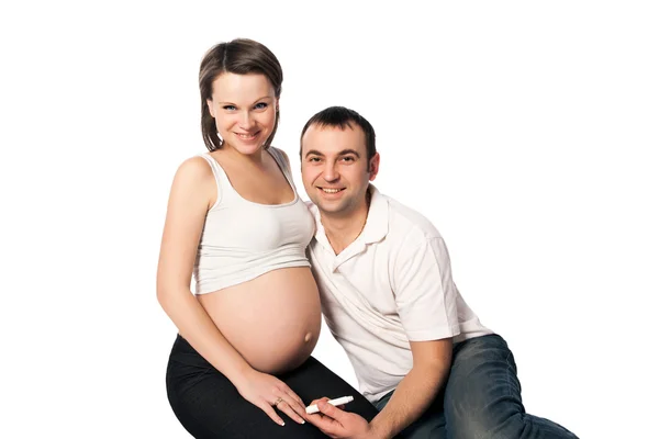 Mladý pár: těhotná matka a šťastný otec — Stock fotografie