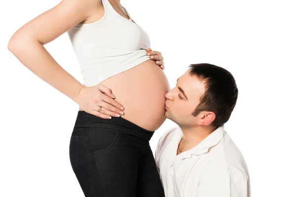 Mann umarmt seine schwangere Frau, glückliche Schwangerschaft. — Stockfoto