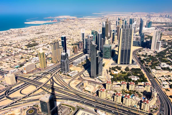 Dubai, Verenigde Arabische Emiraten. Luchtfoto van downtown dubai meisje gemaakt meer en wolkenkrabbers van het hoogste gebouw in de wereld, burj khalifa — Stockfoto
