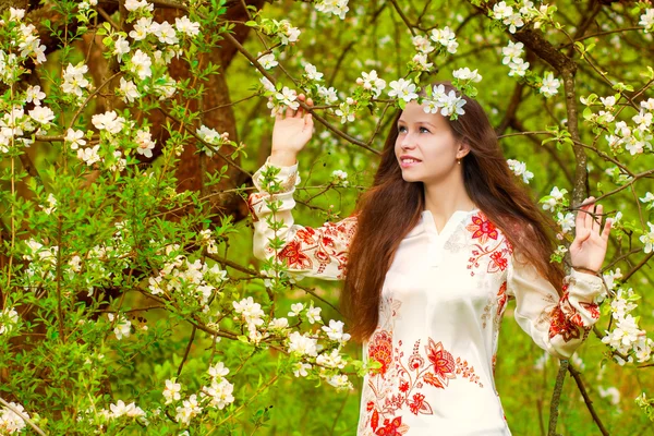 Belle fille de printemps avec des fleurs — Photo