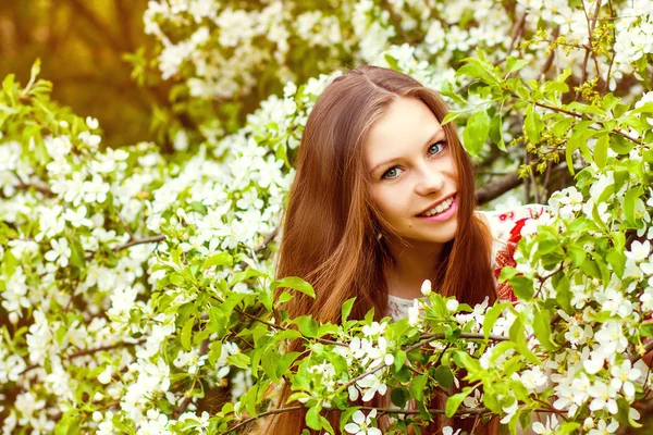 Προσωπογραφία κοριτσιού όμορφη άνοιξη στο δέντρο λουλούδια. — Φωτογραφία Αρχείου