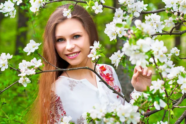 Retrato de una hermosa niña de primavera en flores de manzano . — Foto de Stock