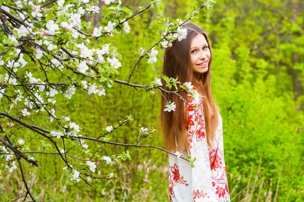 Belle fille de printemps avec des fleurs — Photo