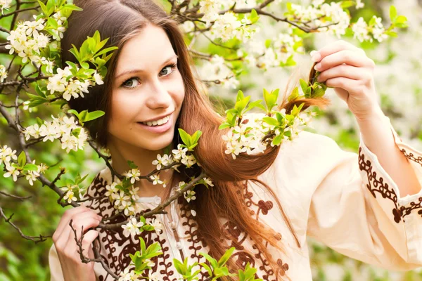 Portrait of a beautiful spring girl in cherry tree flowers. — Stock Photo, Image