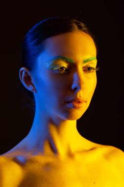 Ukrayna 'nın mavi ve sarı renkli vatansever kızı, savaşa karşı.