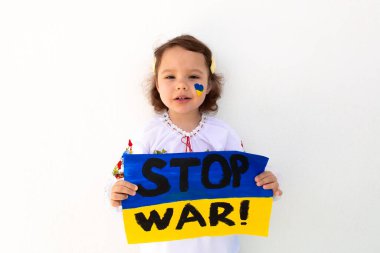 Nakışlı gömlekli bir kızın portresi Ukrayna 'daki savaşı durdurmak için çağrıda bulunuyor, 