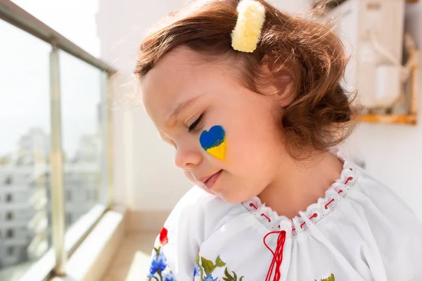 Menina Ucraniana Uma Camisa Bordada Fundo Branco Uma Menina Roupa — Fotografia de Stock
